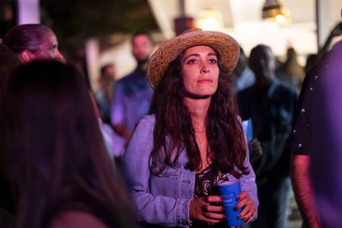 FARO, PORTUGAL: 9 Eylül 2023 - Portekiz 'in Faro kentinde düzenlenen büyük bir festival olan F Festivali' nde seyirci müzik sanatçısı izledi.