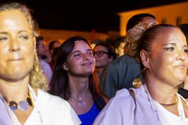 FARO, PORTUGAL: 9 Eylül 2023 - Portekiz 'in Faro kentinde düzenlenen büyük bir festival olan F Festivali' nde seyirci müzik sanatçısı izledi.