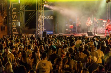 FARO, PORTUGAL: 9 Eylül 2023 - Portekiz 'in Faro kentinde düzenlenen büyük bir festival olan F Festivali' nde seyirci müzik sanatçısı izledi.