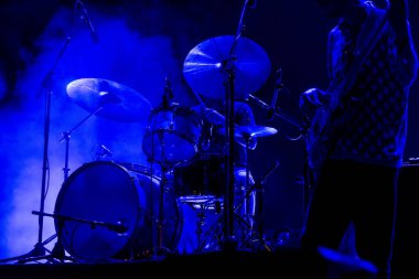 Davulcu canlı müzik festivalinde performans sergiliyor.