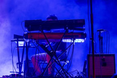 Synthesizer klavyecisi canlı müzik festivalinde sahne alıyor..