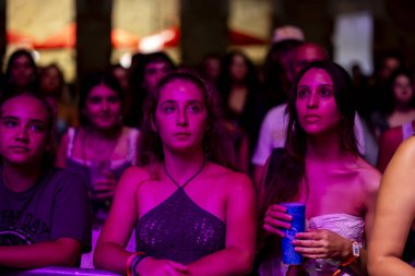 FARO, PORTUGAL: 9 Eylül 2023 - Portekiz 'in Faro kentinde düzenlenen büyük bir festival olan F Festivali' nde seyirci müzik sanatçısı izledi.
