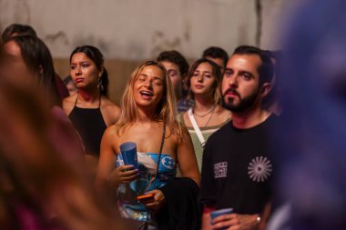 FARO, PORTUGAL: 9 Eylül 2023 - Portekiz 'in Faro kentinde düzenlenen büyük bir festival olan F Festivali' nde seyirci müzik sanatçısı izledi.