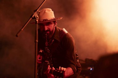 FARO, PORTUGAL: 9 Eylül 2023 - Müzik grubu Fogo Fogo, Portekiz 'in Faro kentinde düzenlenen büyük bir festival olan F festivalinde sahne aldı..