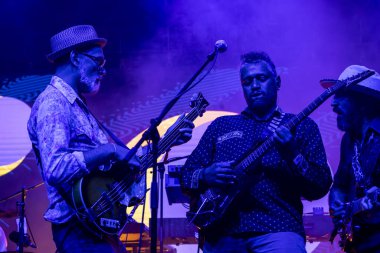 FARO, PORTUGAL: 9 Eylül 2023 - Müzik grubu Fogo Fogo, Portekiz 'in Faro kentinde düzenlenen büyük bir festival olan F festivalinde sahne aldı..