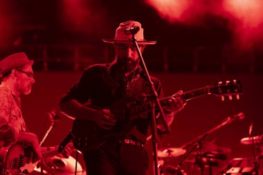 FARO, PORTUGAL: 9 Eylül 2023 - Müzik grubu Fogo Fogo, Portekiz 'in Faro kentinde düzenlenen büyük bir festival olan F festivalinde sahne aldı..