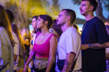 FARO, PORTUGAL: 9 Eylül 2023 - Portekiz 'in Faro kentinde düzenlenen büyük bir festival olan F Festivali' nde seyirci müzik sanatçısı izledi.