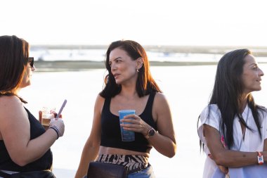 FARO, PORTUGAL: 9 Eylül 2023 - Taraftarlar, Portekiz 'in Faro kentinde düzenlenen büyük bir festival olan F Müzik Festivali' nde günbatımında sohbetin tadını çıkarıyorlar.