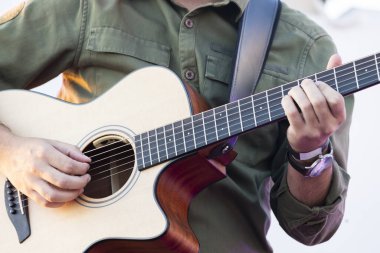 Bir müzik konserinde çalan Portekizli klasik gitarın görüntüsü.