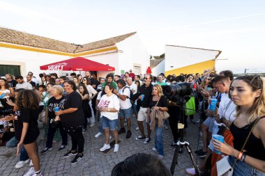 FARO, PORTUGAL: 9 Eylül 2023 - Portekiz 'in Faro kentinde düzenlenen büyük bir festival olan F Festivali' nde seyirci müzik sanatçısı izledi.