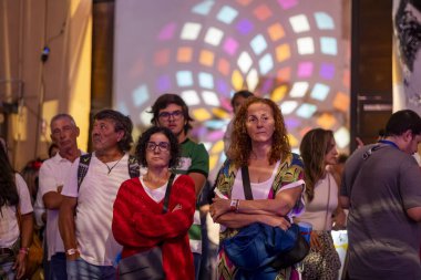 FARO, PORTUGAL: 9 Eylül 2023 - Portekiz 'in Faro kentinde düzenlenen büyük bir festival olan F Festivali' nde seyirci müzik sanatçısı izledi.