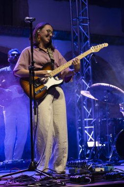 FARO, PORTUGAL: 9 Eylül 2023 - Müzik grubu Marta Lima, Portekiz 'in Faro kentinde düzenlenen büyük bir festival olan F festivalinde sahne aldı..