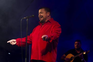 FARO, PORTUGAL: 9 Eylül 2023 - Fado şarkıcısı Ricardo Ribeiro, Portekiz 'in Faro kentinde düzenlenen büyük bir festival olan F festivalinde sahne aldı..