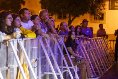 FARO, PORTUGAL: 9 Eylül 2023 - Portekiz 'in Faro kentinde düzenlenen büyük bir festival olan F Festivali' nde seyirci müzik sanatçısı izledi.