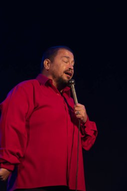 FARO, PORTUGAL: 9 Eylül 2023 - Fado şarkıcısı Ricardo Ribeiro, Portekiz 'in Faro kentinde düzenlenen büyük bir festival olan F festivalinde sahne aldı..