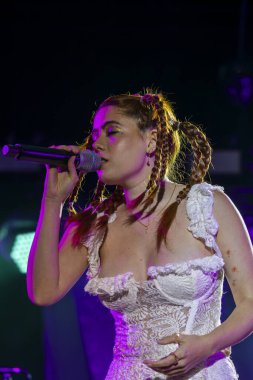 FARO, PORTUGAL: 9 Eylül 2023 - Müzik grubu Barbara Tinoco, Portekiz 'in Faro kentinde düzenlenen büyük bir festival olan F festivalinde sahne aldı..