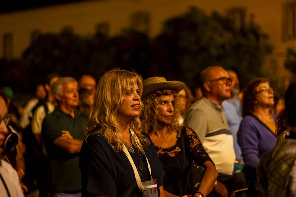 FARO, PORTUGAL: 9 Eylül 2023 - Portekiz 'in Faro kentinde düzenlenen büyük bir festival olan F Festivali' nde seyirci müzik sanatçısı izledi.