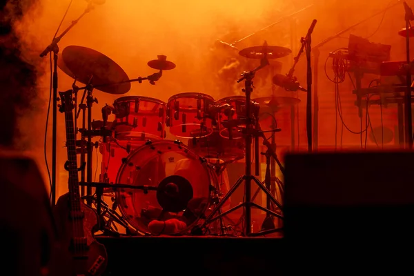 ライブステージコンサートのドラムセット楽器 ストック写真