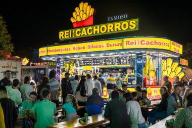 FARO, PORTUGAL - 20 ECOTOBER 2024: Portekiz 'in Faro şehrinde gece vakti eğlence fuarı dev yemek alanı.