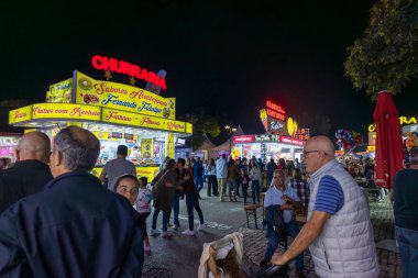 FARO, PORTUGAL - 20 ECOTOBER 2024: Portekiz 'in Faro şehrinde gece vakti eğlence fuarı dev yemek alanı.
