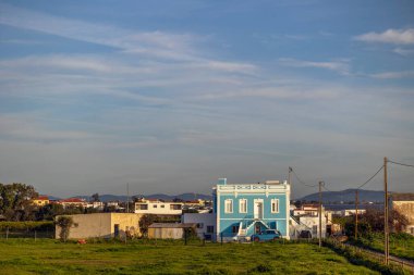 Portekiz 'in Algarve bölgesinde tipik şirin ev manzarası.