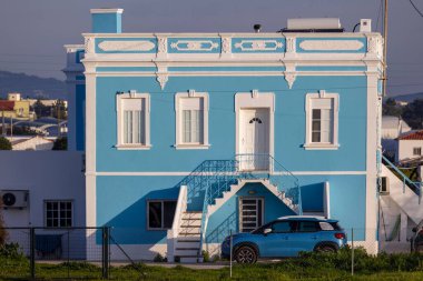 Portekiz 'in Algarve bölgesinde tipik şirin ev manzarası.