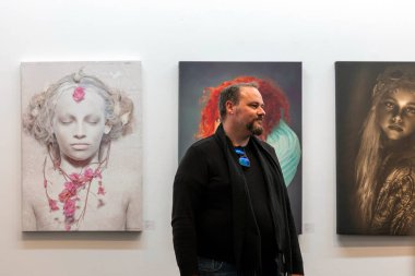 GIBRALEON, SPAIN - 28 HAZİRAN 2024: Centro Olontense de Arte Contemporanea (CODAC) üzerinde Feria Transfronteriza de Arte Contemporanea 'nın 5..