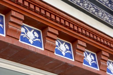 İspanyol evlerinin güzel mimarisinin azulejo detaylarına yakından bakın..