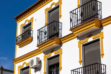 İspanyol geleneksel evlerinin tipik mimarisine yakından bakmak.