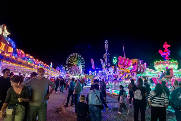 FARO, PORTUGAL - 20 ECOTOBER 2024: Portekiz 'in Faro şehrinde gece vakti eğlence fuarı genel görünümü.