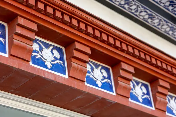 İspanyol evlerinin güzel mimarisinin azulejo detaylarına yakından bakın..