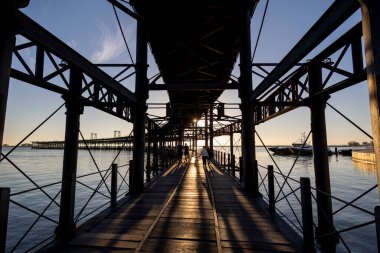 HUELVA, İspanya - 28 HAZİRAN 2024: Muelle del Rio Tinto demir yapısı Huelva, İspanya 'daki rıhtım yenilendi.
