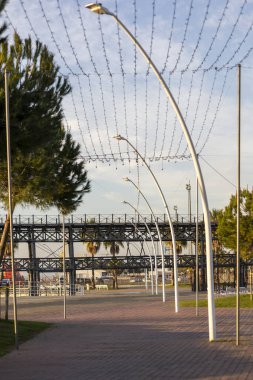 Huelva, İspanya 'da bulunan yenilenmiş Muelle del Rio Tinto eğlence parkının manzarası.