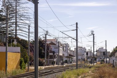 Portekiz 'in Algarve bölgesindeki Olhao şehrinde demiryolu geçidi manzarası.