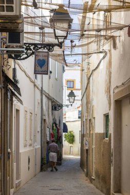 Portekiz 'in Algarve şehrinde bulunan Olhao şehrinden tipik dar sokakların manzarası.