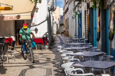 OLHAO, PORTUGAL - 17 Ağustos 2024: Portekiz 'in Algarve kentinde yer alan Olhao şehrinden tipik geleneksel dar sokakların manzarası.
