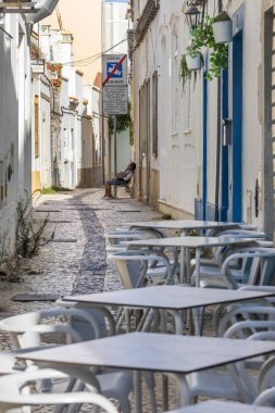 Portekiz 'in Algarve şehrinde bulunan Olhao şehrinden tipik dar sokakların manzarası.