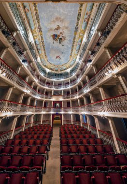 FARO, PORTUGAL - 19 Mayıs 2024: Faro, Algarve, Portekiz 'de yer alan güzel eski tarihi tiyatro Lethes' in içi.