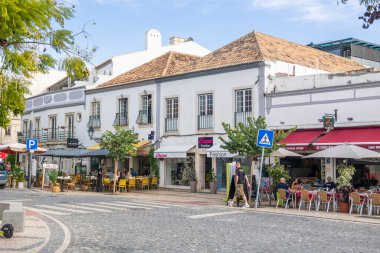 FARO, PORTUGAL - 20 Ekim 2024: Faro şehrinin şehir merkezi, Algarve, Portekiz.