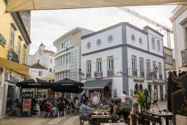 FARO, PORTUGAL - 20 Ekim 2024: Faro şehrinin şehir merkezi, Algarve, Portekiz.