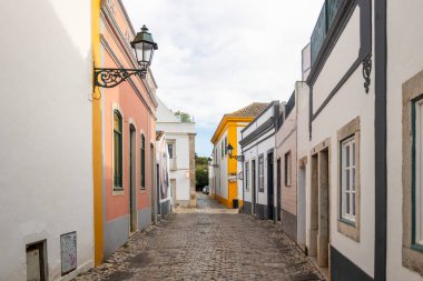 Cobblestone Sokağı ve Portekiz 'in Faro şehrinde tarihi bir ev..