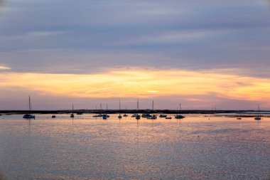 Ria Formosa 'da, Faro, Portekiz' deki bataklıklarda demirlemiş teknelerin Horizon manzarası.