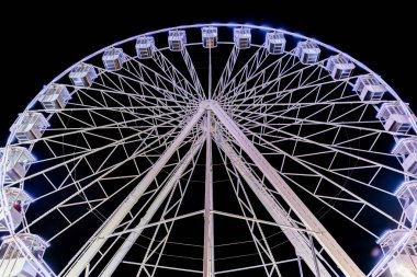 Portekiz 'in Faro şehrinde gece vakti eğlenceli dev tekerlek.