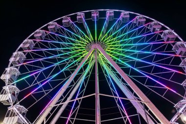 Portekiz 'in Faro şehrinde gece vakti eğlenceli dev tekerlek.