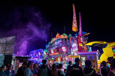 FARO, PORTUGAL - 20 OCOTOBER 2024: Portekiz 'in Faro şehrinde gece yarısı eğlenceli panayırlık ev gezisi.