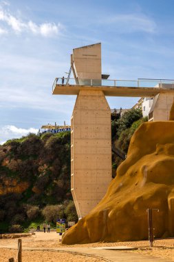 Portekiz 'in Albufeira şehrindeki sahil şeridi yakınlarındaki ünlü asansörün görüntüsü..