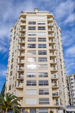 Portekiz, Armacao de Pera 'da büyük bir apartman kompleksinin yakın görüntüsü.