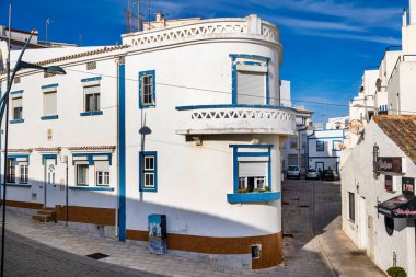 ARMACAO DE PERA, PORTUGAL - 9 Kasım 2024: Armacao de Pera köyü şehir merkezinin yanındaki sahil manzaralı.