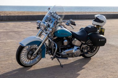 Park yerindeki bir plajın yakınındaki motosiklet manzarasını kapat..