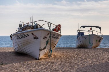 Geleneksel Portekiz balıkçı teknesi Algarve bölgesinde sahile demir attı..